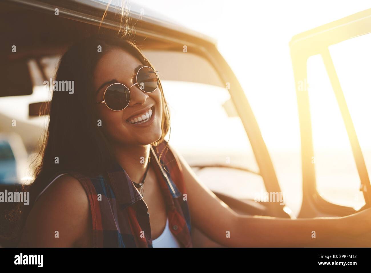 L'estate è tempo di viaggio, una giovane donna attraente che si diverte a fare un viaggio in auto. Foto Stock