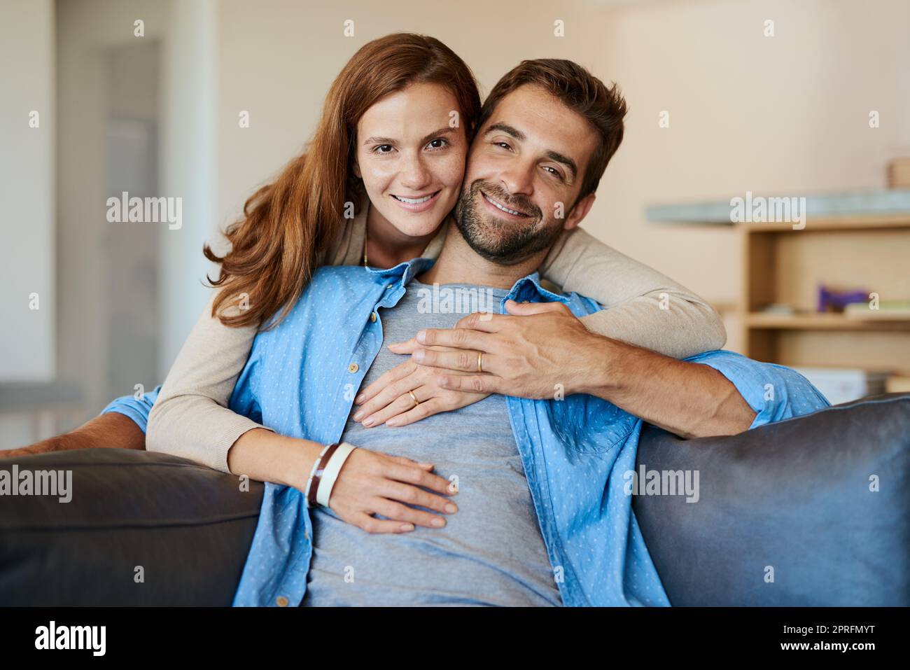 Questo è il tema della vita. Ritratto corto di una giovane coppia affettuosa che si rilassa sul divano di casa. Foto Stock