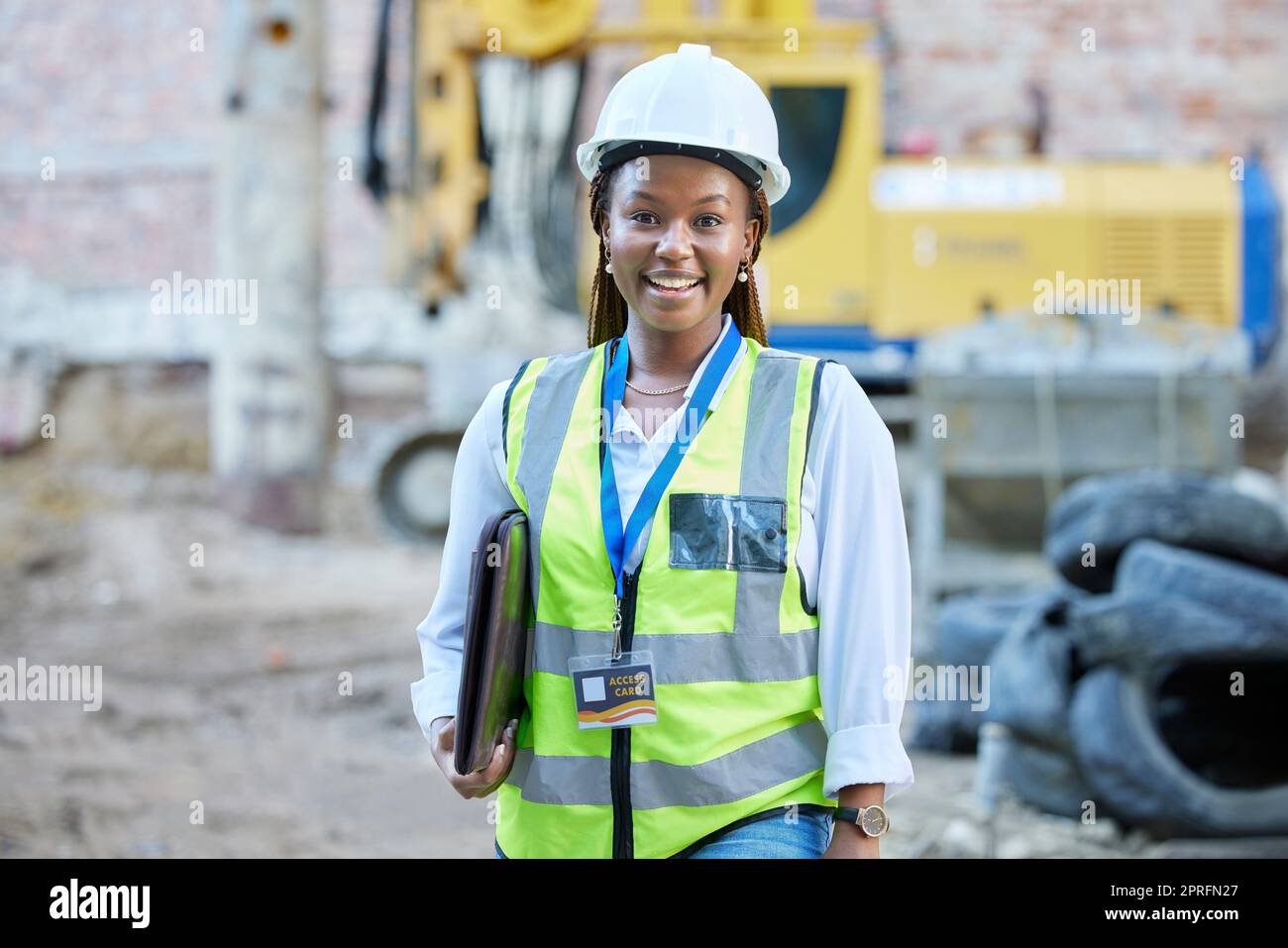 Ingegnere, operaio edile o donna architetto felice che si sente orgogliosa e soddisfatta delle opportunità di carriera. Ritratto di un dipendente o manager nero della gestione di un edificio che lavora in un sito di progetto Foto Stock