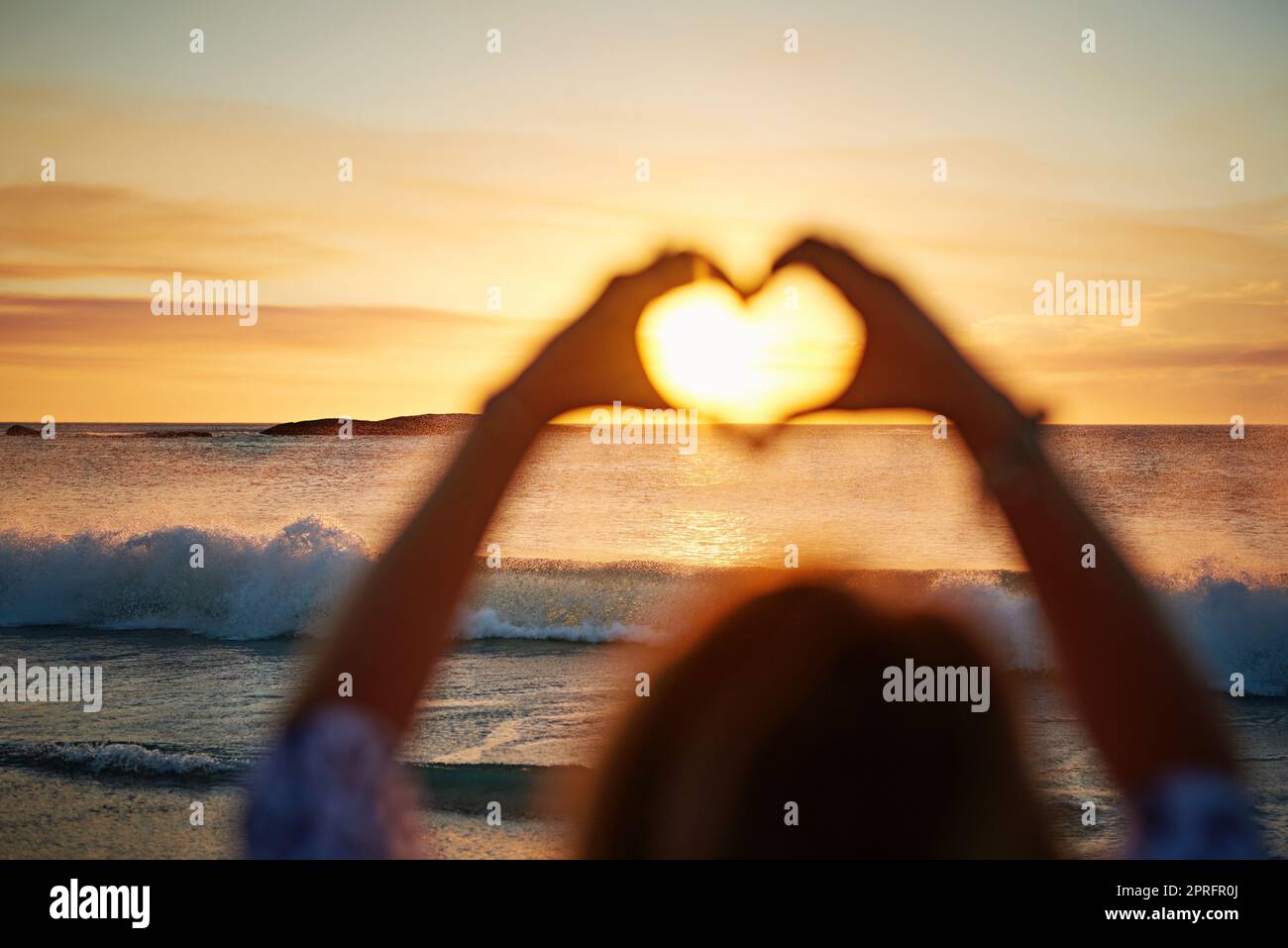 Ama il sole, una donna unecognizzabile sulla spiaggia. Foto Stock
