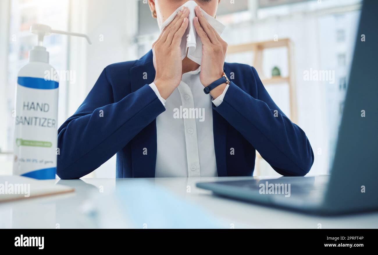 Donna d'affari malata con covid, virus o allergie che soffia naso in esecuzione o starnuti con tessuti in ufficio. Imprenditore o lavoratore aziendale con malattia di salute, starnuto e dipendente influenzale con freddo Foto Stock