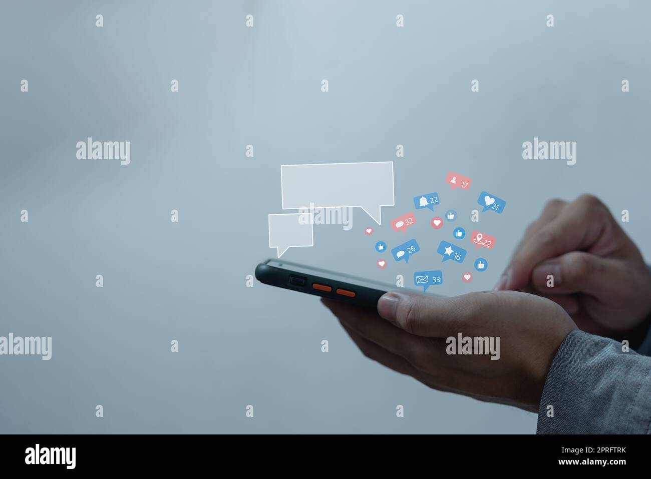 Social media business concept e marketing tecnologia online rete digitale Internet icona connessione messaggio su smartphone. Foto Stock