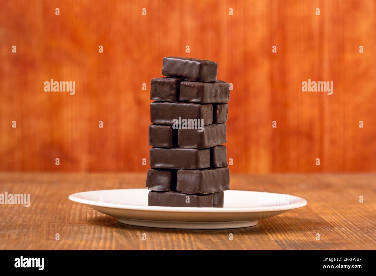 Piatto con una torretta di caramelle al cioccolato dolce Foto Stock