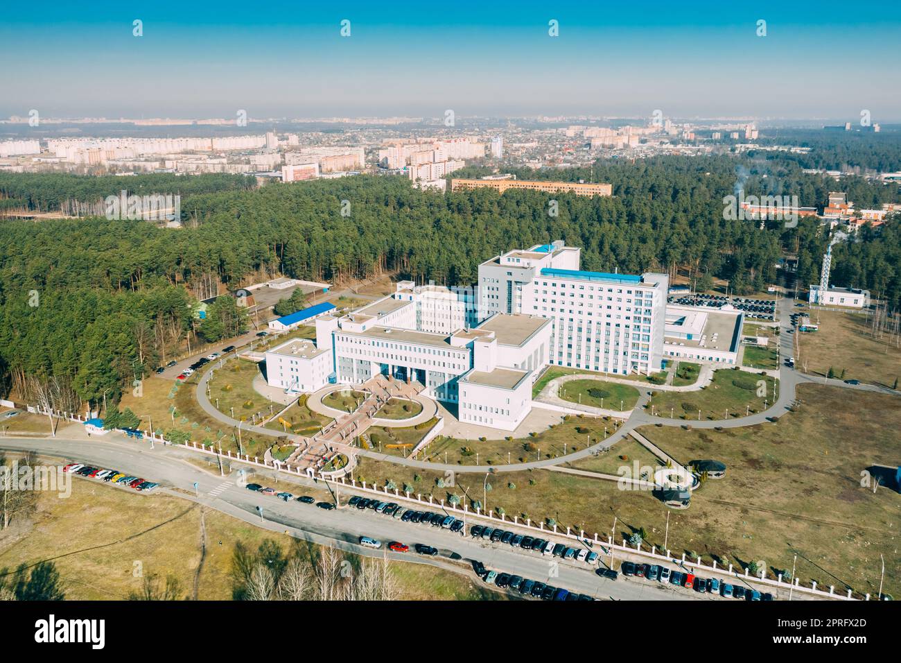 Gomel, Bielorussia. Veduta aerea DELL'edificio del Centro scientifico Repubblicano per la Medicina delle radiazioni e l'Ecologia umana nella giornata di sole primaverile. Vista dall'alto. Vista droni. Bird's Eye View Foto Stock