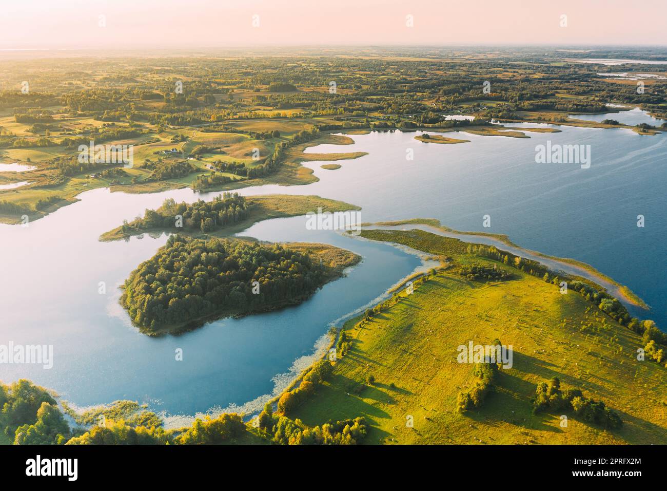 Braslaw o Braslau, Vitebsk Voblast, Bielorussia. Vista aerea del lago Nedrava. Paesaggio al mattino soleggiato. Vista dall'alto della splendida natura europea da High Attitude. Bird's Eye View. Laghi famosi. Monumenti naturali Foto Stock
