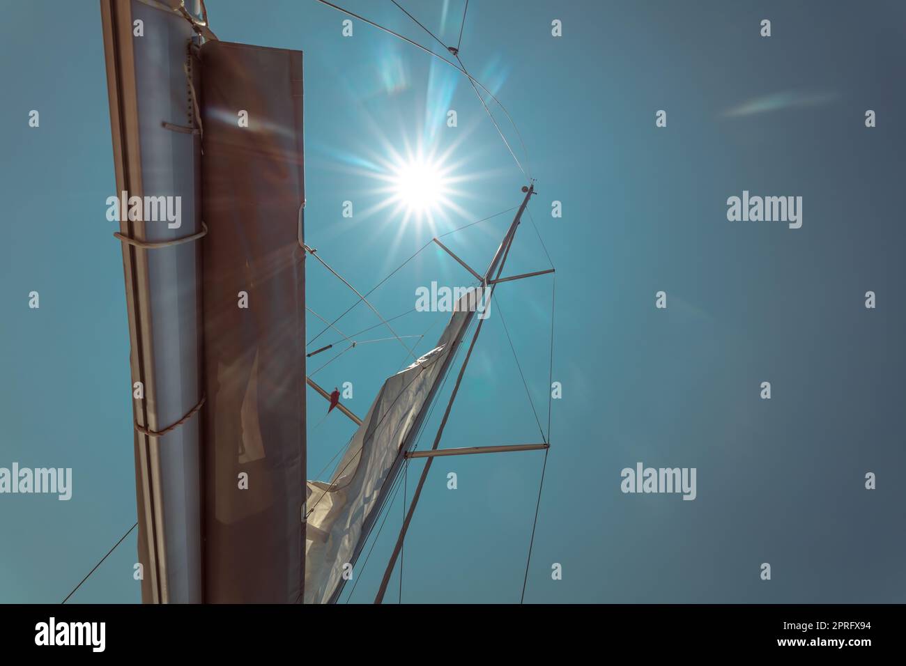 Navigazione in un giorno di sole brillante Foto Stock