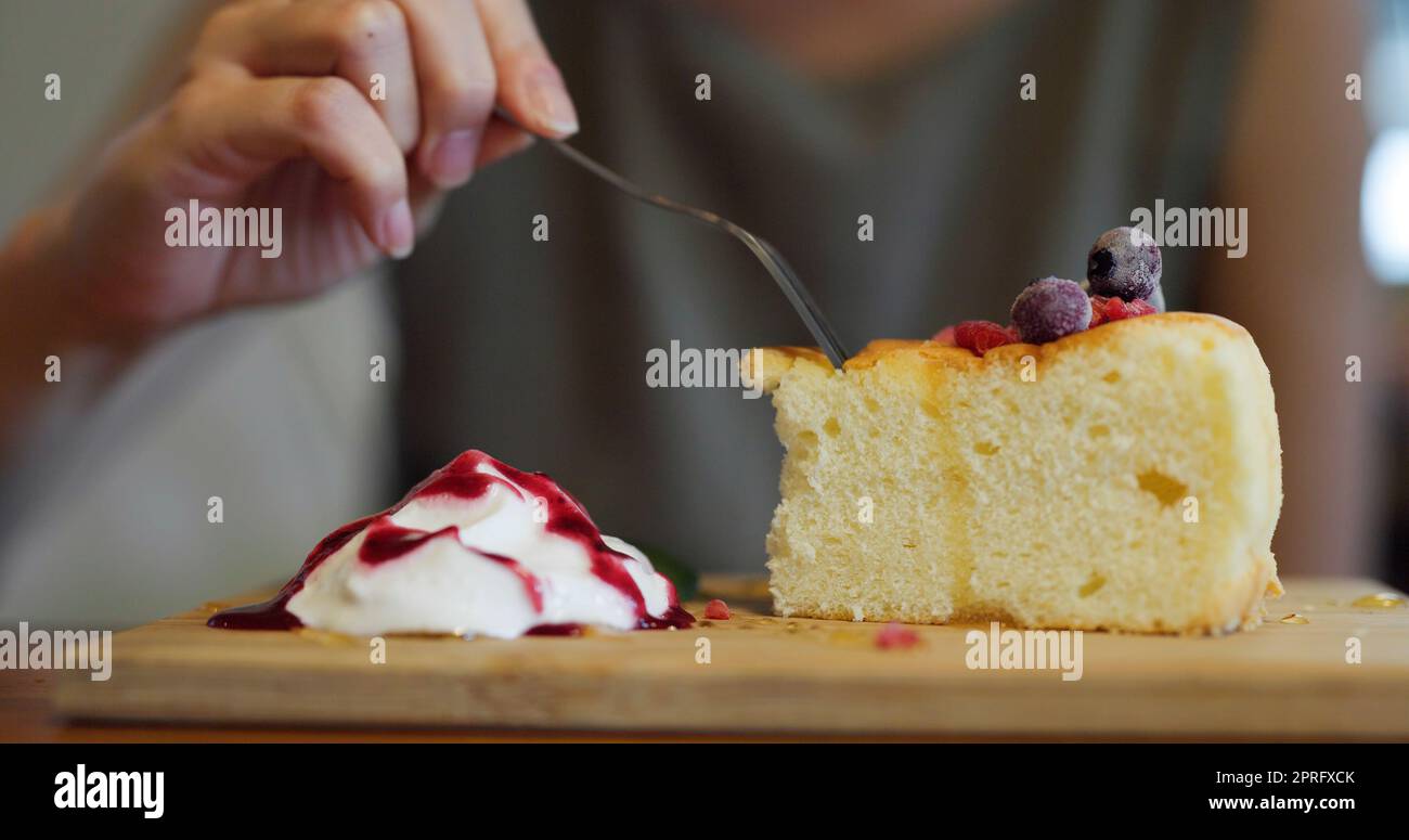 Donna godere la sua torta al caffè Foto Stock