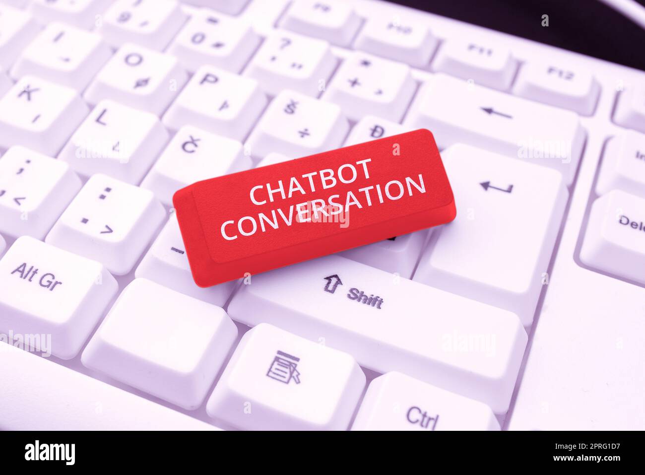 Scrivete a mano firma Chatbot Conversation. Parola per chattare con un assistente virtuale, un pezzo di cartone con un messaggio importante circondato da graffette colorate. Foto Stock