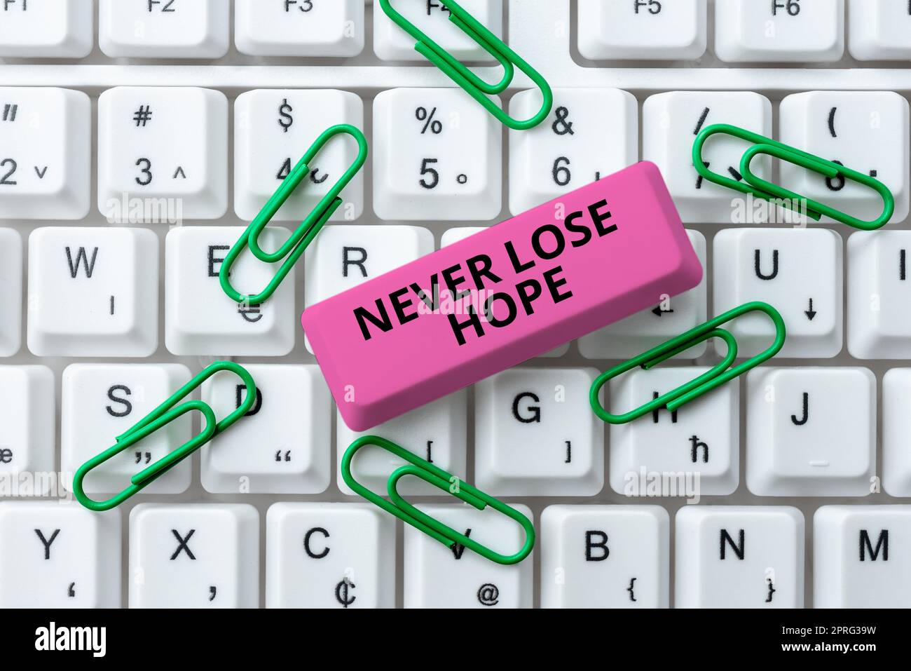 Segno di testo che mostra Never Lose Hope. Idea di business essere positivo ottimista hanno la motivazione a continuare a andare Foto Stock