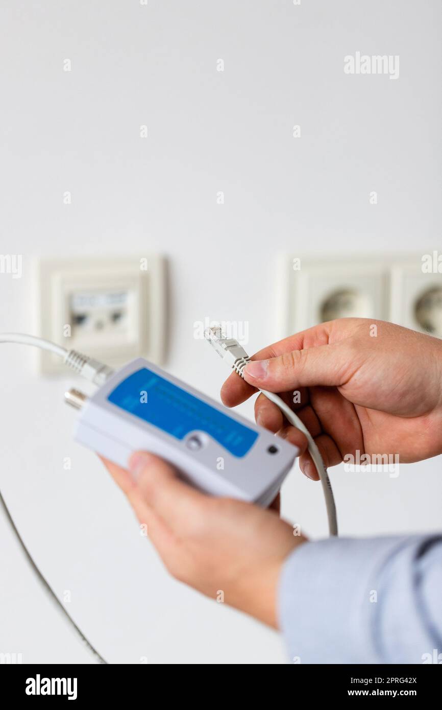 Testare il cablaggio strutturato utilizzando un tester qualificato per le prestazioni dei cavi. Foto Stock
