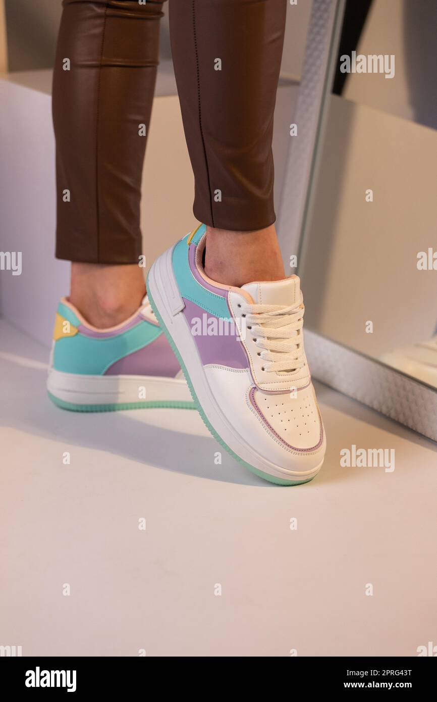 Scarpe da ginnastica colorate immagini e fotografie stock ad alta  risoluzione - Alamy