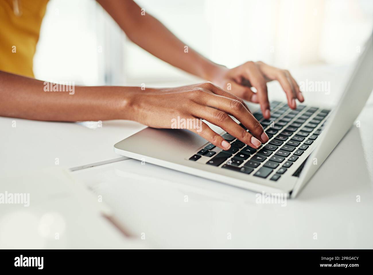 Mettere le dita al lavoro. Una donna irriconoscibile che lavora sul suo notebook a casa. Foto Stock