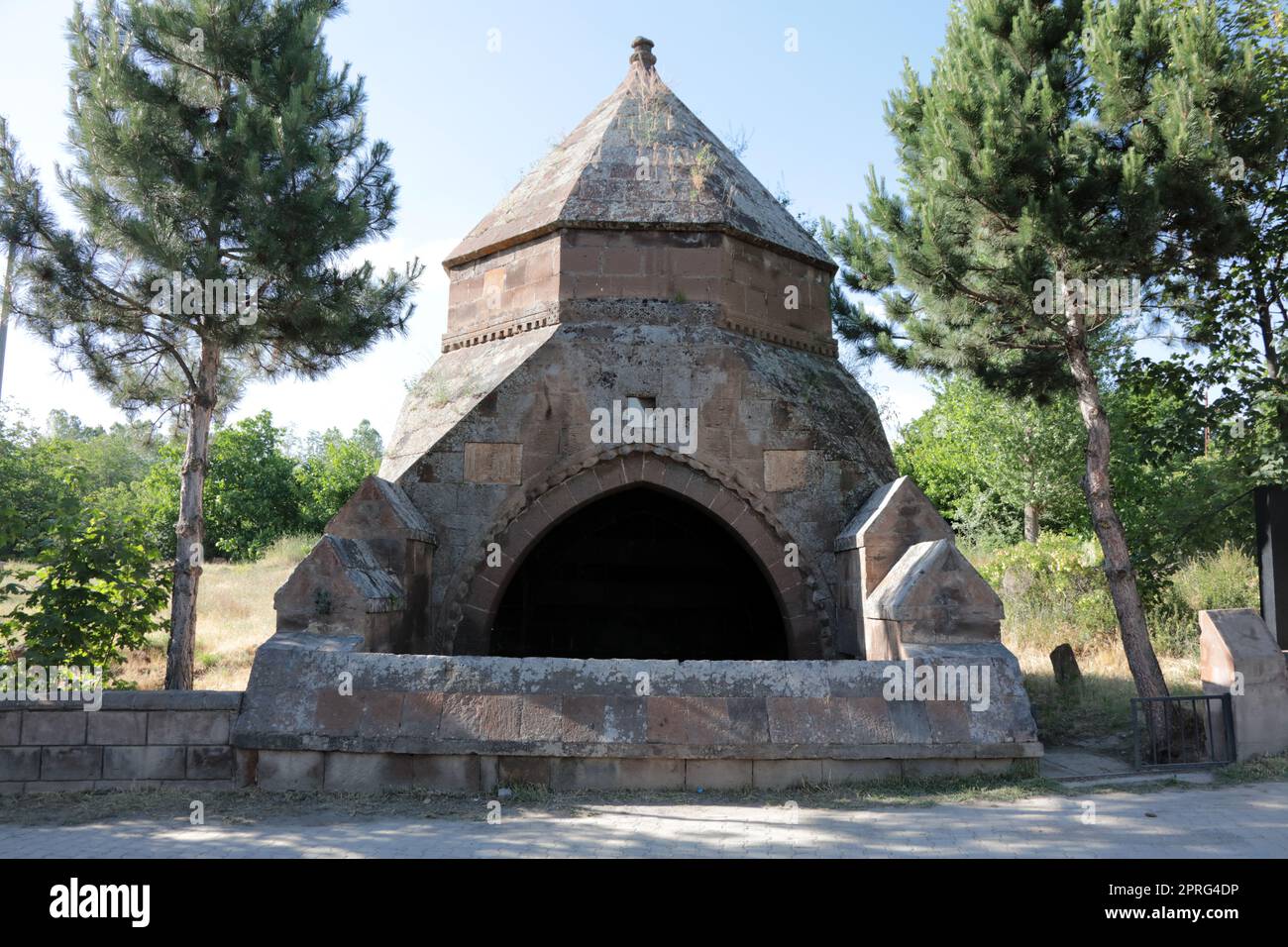 La tomba di Emir Ali fu costruita nel 12th° secolo durante il periodo Seljuk. La tomba si trova nel quartiere di Ahlat. Bitlis, Turchia. Foto Stock