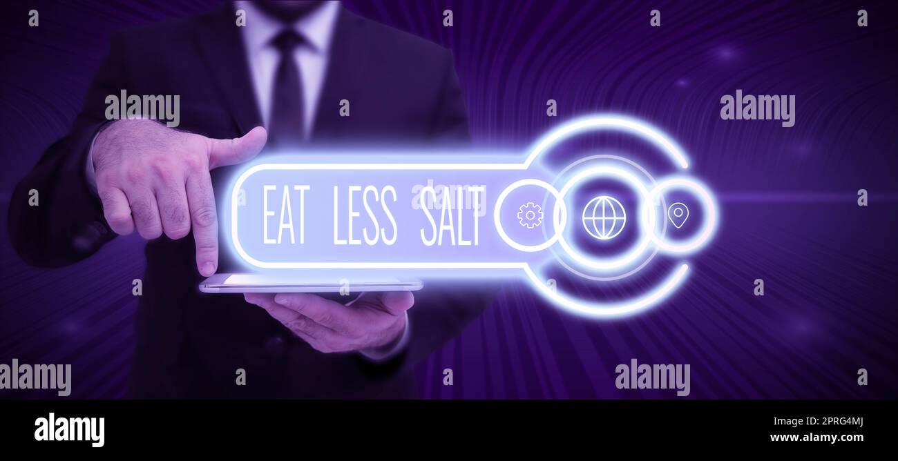 Insegna scritta a mano Eat Less Salt. Vetrina aziendale ridurre la quantità di sodio nella vostra dieta mangiare sano bolle di pensiero ovale che rappresentano chat e social network media. Foto Stock