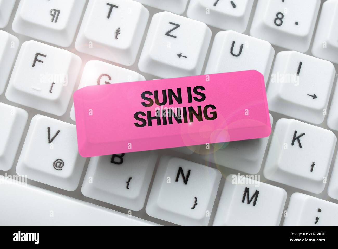 Scrittura visualizzazione del testo Sole splendente. Parola per un bel sole che si gode le calde giornate estive lampada da mano con paesaggio naturale e outfit formale che presenta nuove idee per il progetto Foto Stock