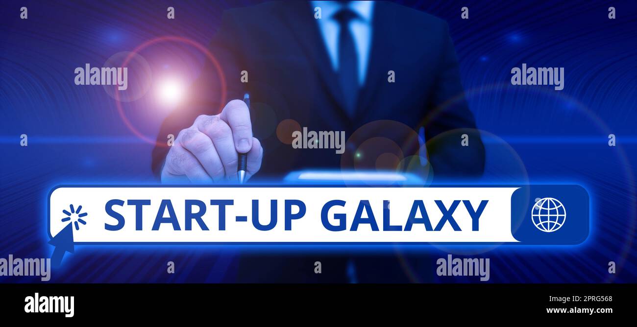 Testo che mostra Inspiration Start Up Galaxy. Idea di business appena emerso business creato da nuovi imprenditori imprenditori imprenditori imprenditori in tuta che puntano con un dito su un messaggio importante. Foto Stock