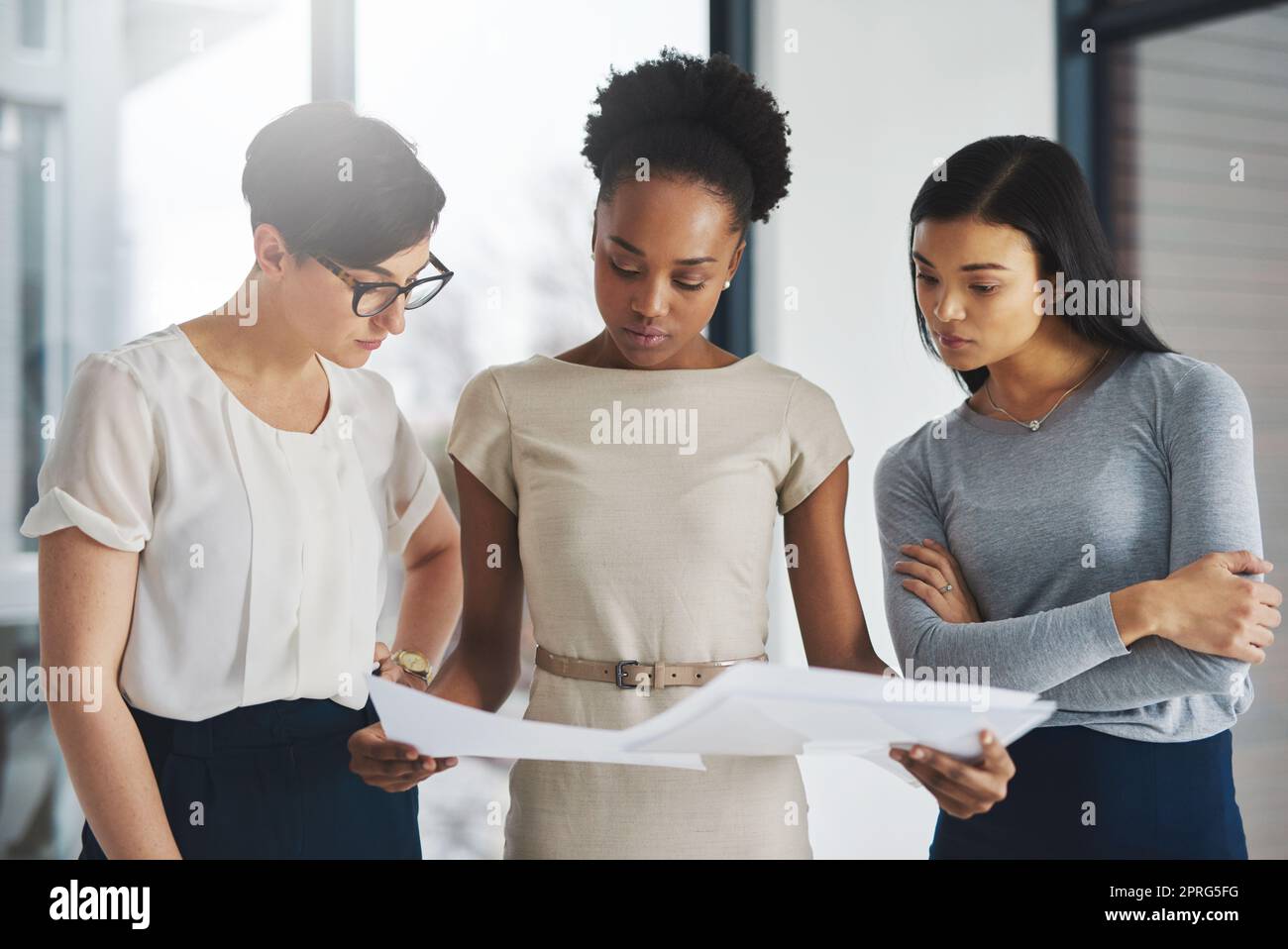 Analisi dei dati per prendere decisioni aziendali informate. Un gruppo di donne d'affari che analizzano insieme i documenti. Foto Stock