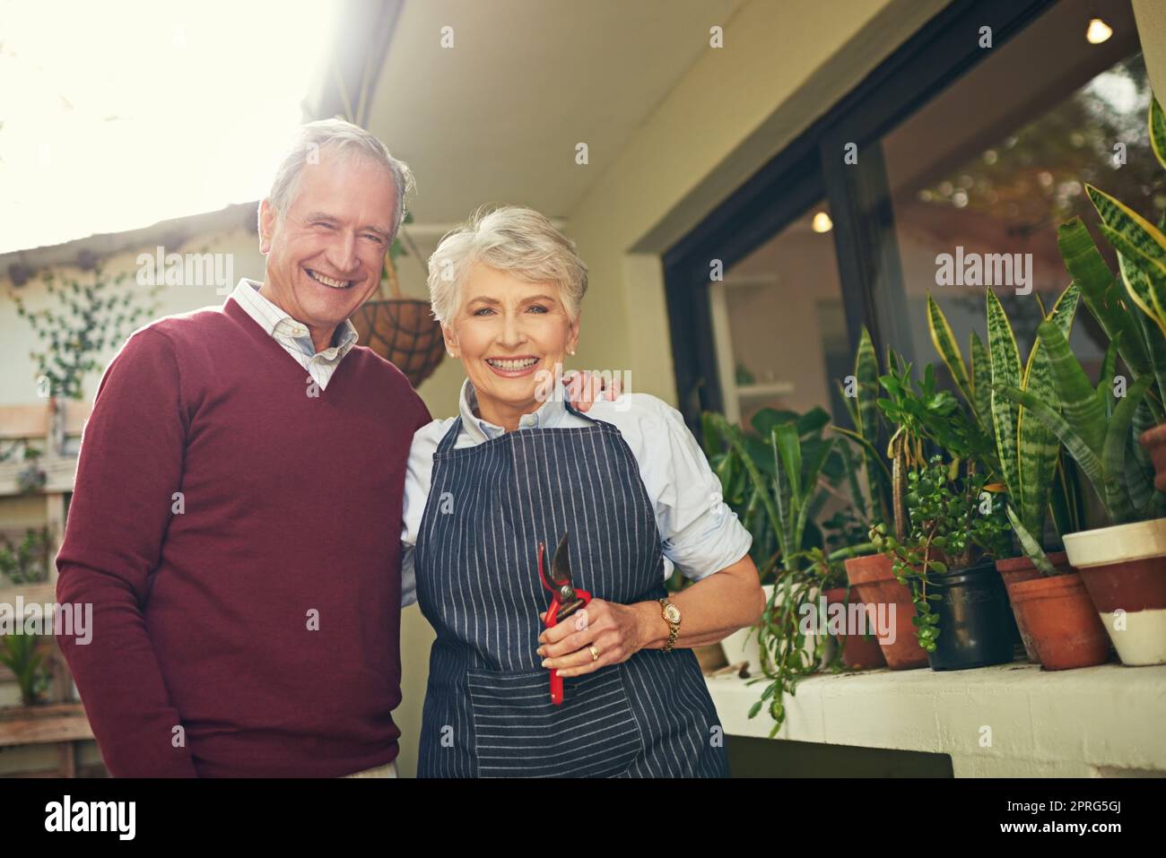Stavamo godendo il tempo libero di pensionamento porta. Ritratto di una coppia anziana amorevole che si accaniva all'esterno. Foto Stock