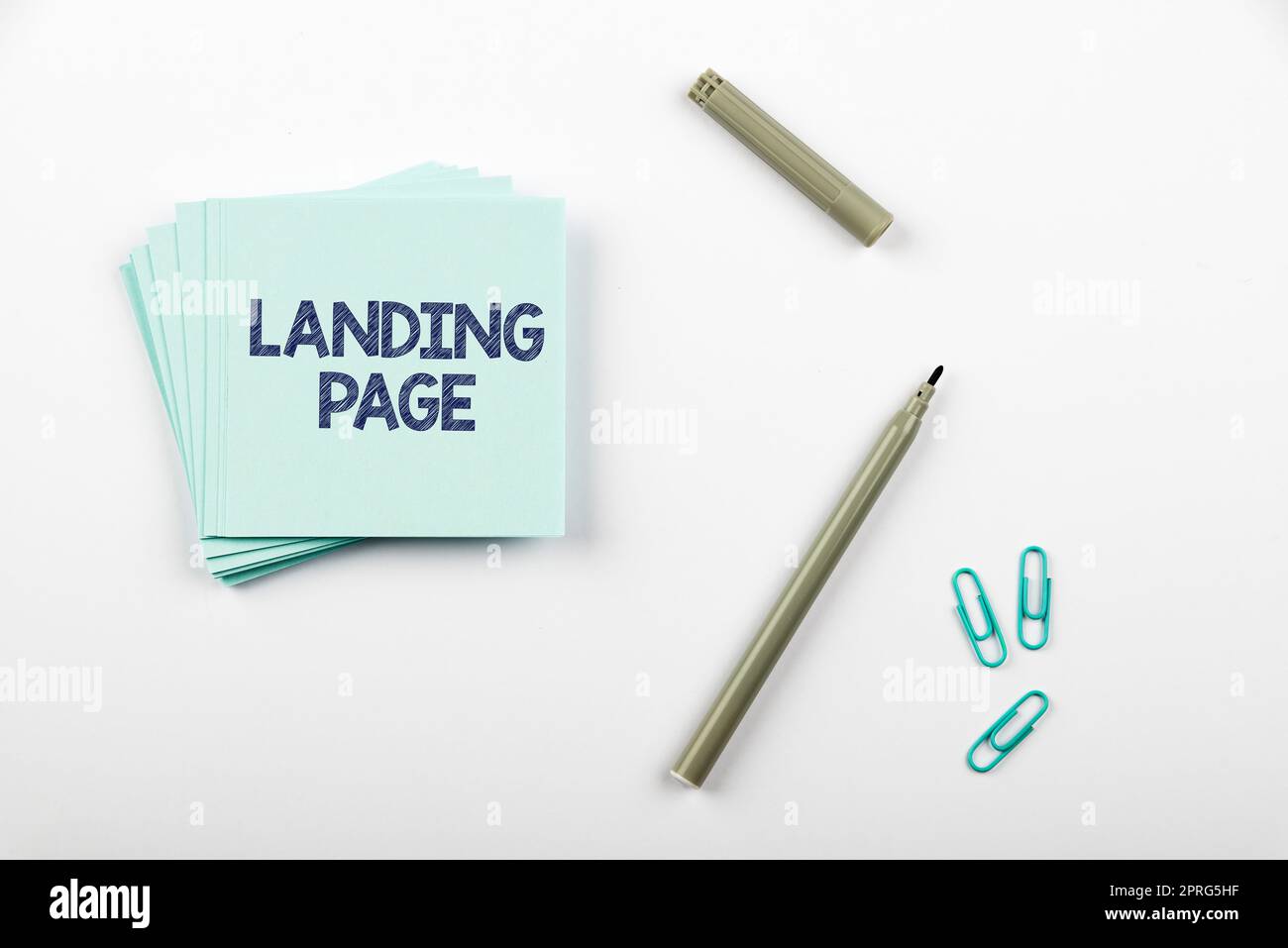 Landing page di visualizzazione concettuale. Concetto significa sito Web a cui si accede facendo clic su un collegamento su un'altra pagina Web donna in possesso di Un tablet e penna premendo sulla sicurezza per i dati cruciali. Foto Stock