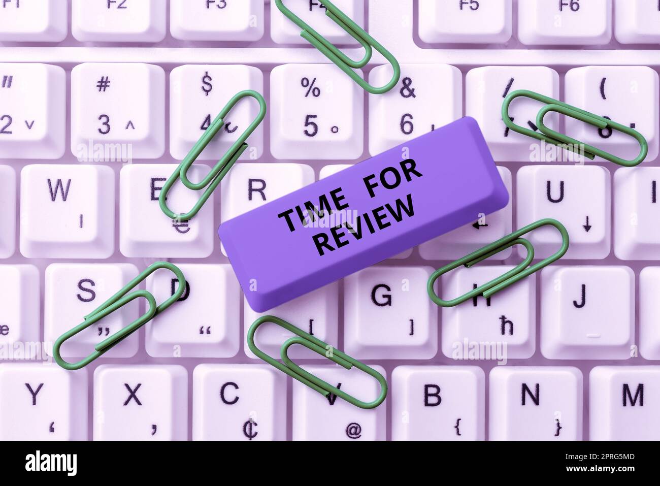 Testo che mostra il tempo di inspirazione per la revisione. Business Approach Evaluation feedback Moment Performance Rate Assessment Man studia libri apprendi nuove strategie aziendali per raggiungere gli obiettivi. Foto Stock