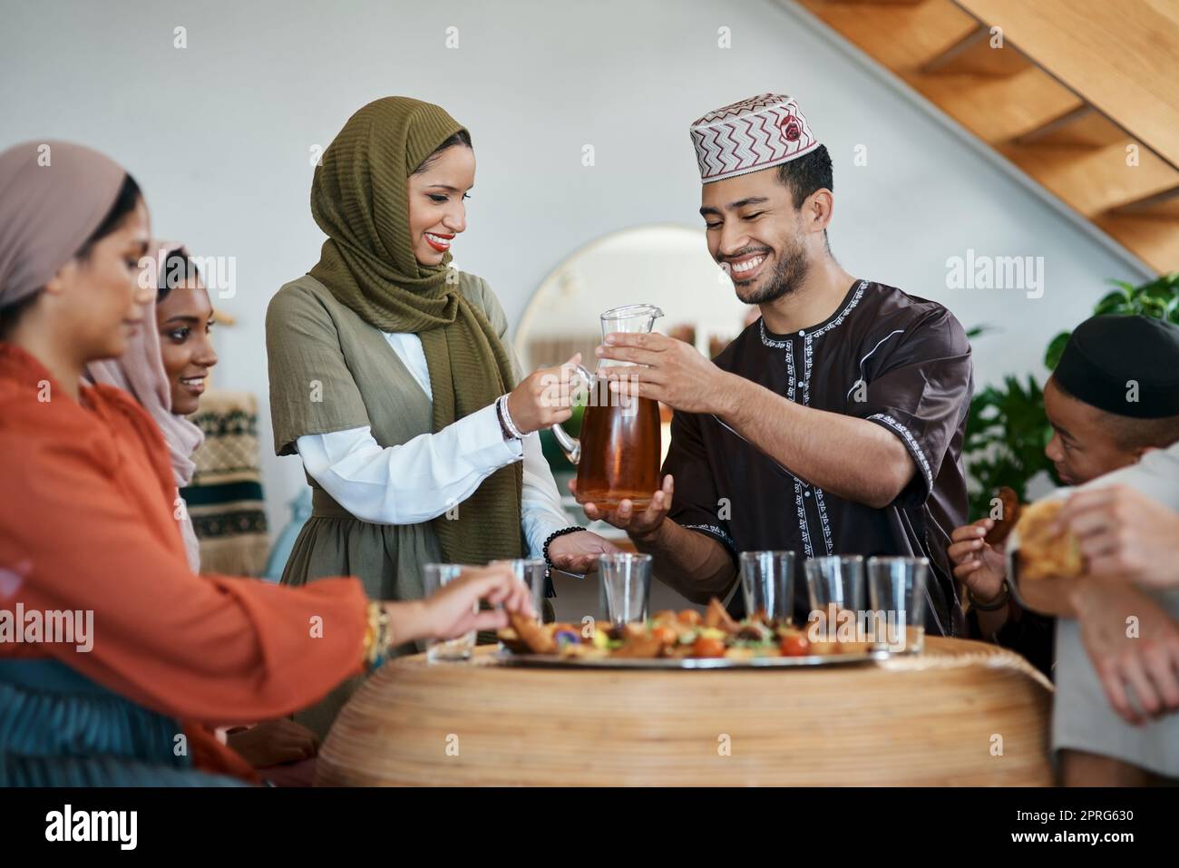 Ramadan, Eid e iftar con una famiglia musulmana che festeggia la rottura del fast food con cibo e bevande a casa. Legare, sentirsi insieme e godersi una tradizionale festa islamica e una Santa celebrazione Foto Stock