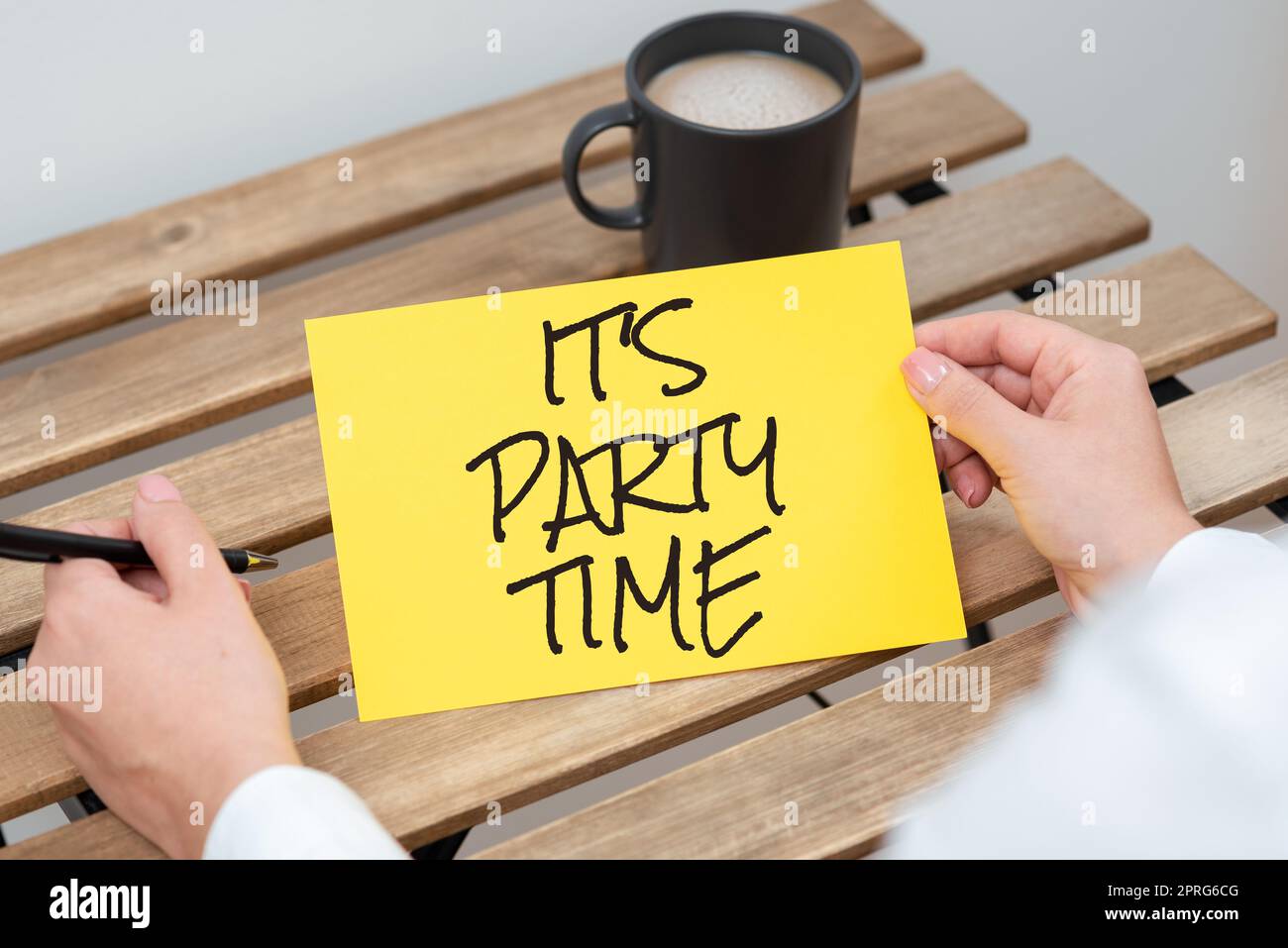 Visualizzazione concettuale del proprio tempo di Party. Vetrina aziendale momento giusto per festeggiare divertirsi fare in discoteca per ballare donna in piedi che indossa occhiali VR e presenta messaggi importanti. Foto Stock