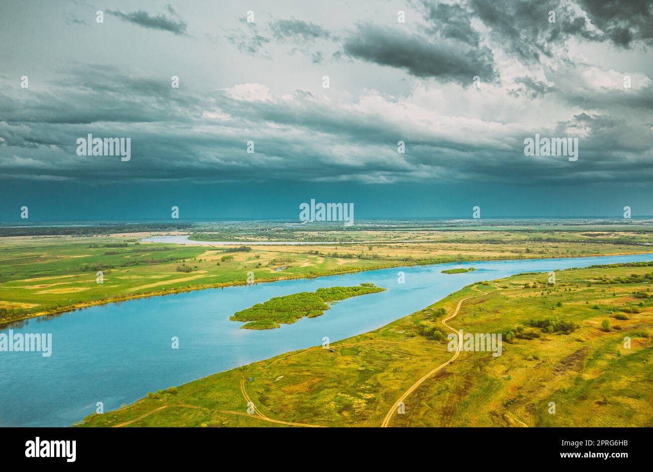 Rechytsa, regione di Gomel, Bielorussia. Vista aerea del fiume Dnieper. Cielo sopra Green Meadow e River Landscape. Vista dall'alto della natura europea da High Attitude in estate. Bird's Eye View Foto Stock