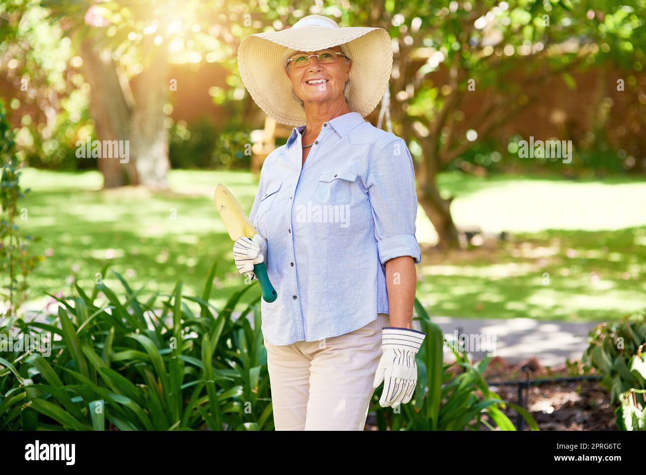 Regina del giardino. Ritratto di una donna anziana felice godendo un po 'di giardinaggio. Foto Stock