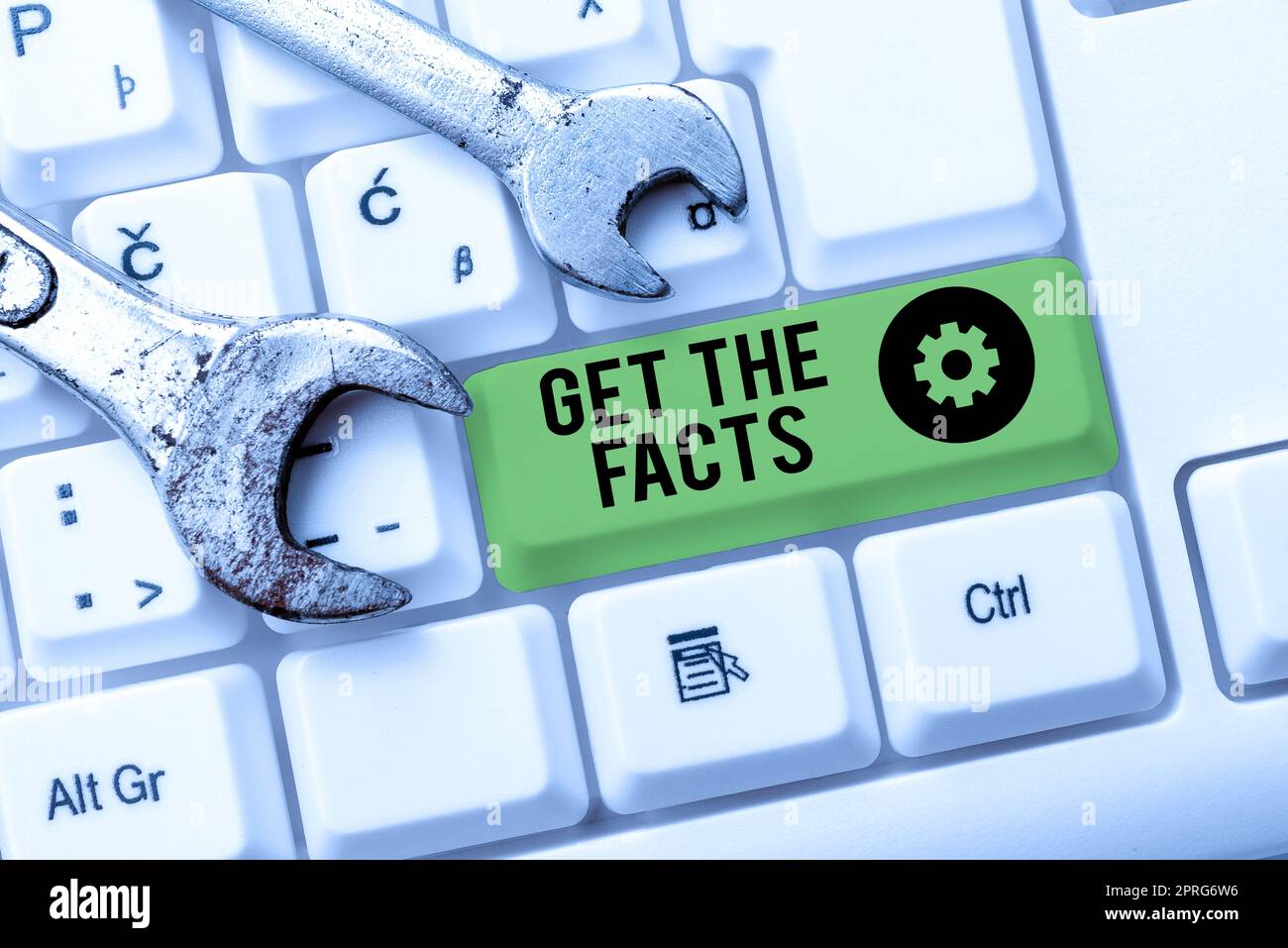 Segno di scrittura della mano ottenga i fatti. La parola per cercare la verità di certi eventi evidenzia le informazioni Foto Stock