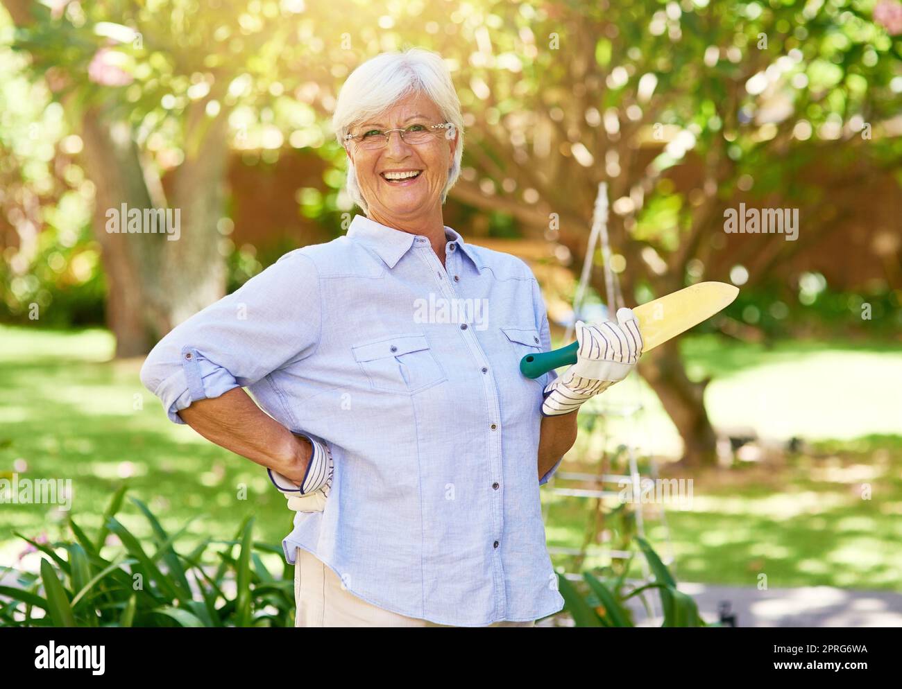 Il giardino è il mio dominio. Ritratto di una donna anziana felice godendo un po 'di giardinaggio. Foto Stock