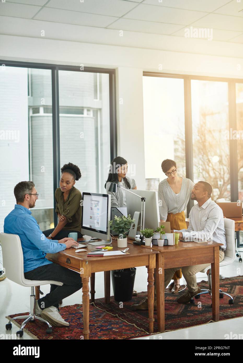 Il successo è una sinergia. Immagine completa di un gruppo di colleghi che lavorano nel loro ufficio. Foto Stock