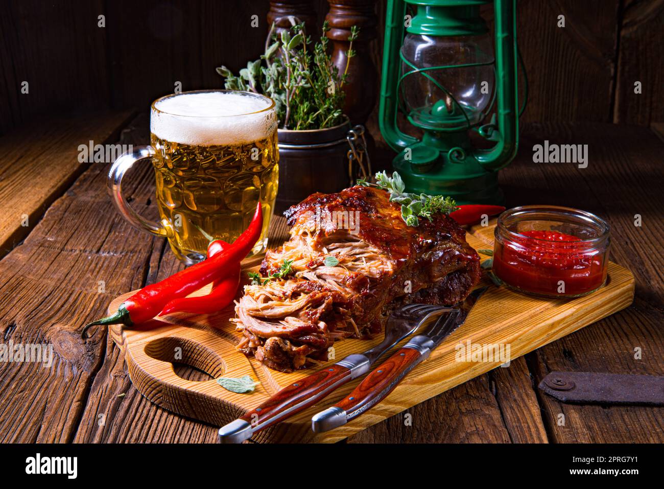 Carne di maiale tirata fuori dal forno con salsa di birra Foto Stock