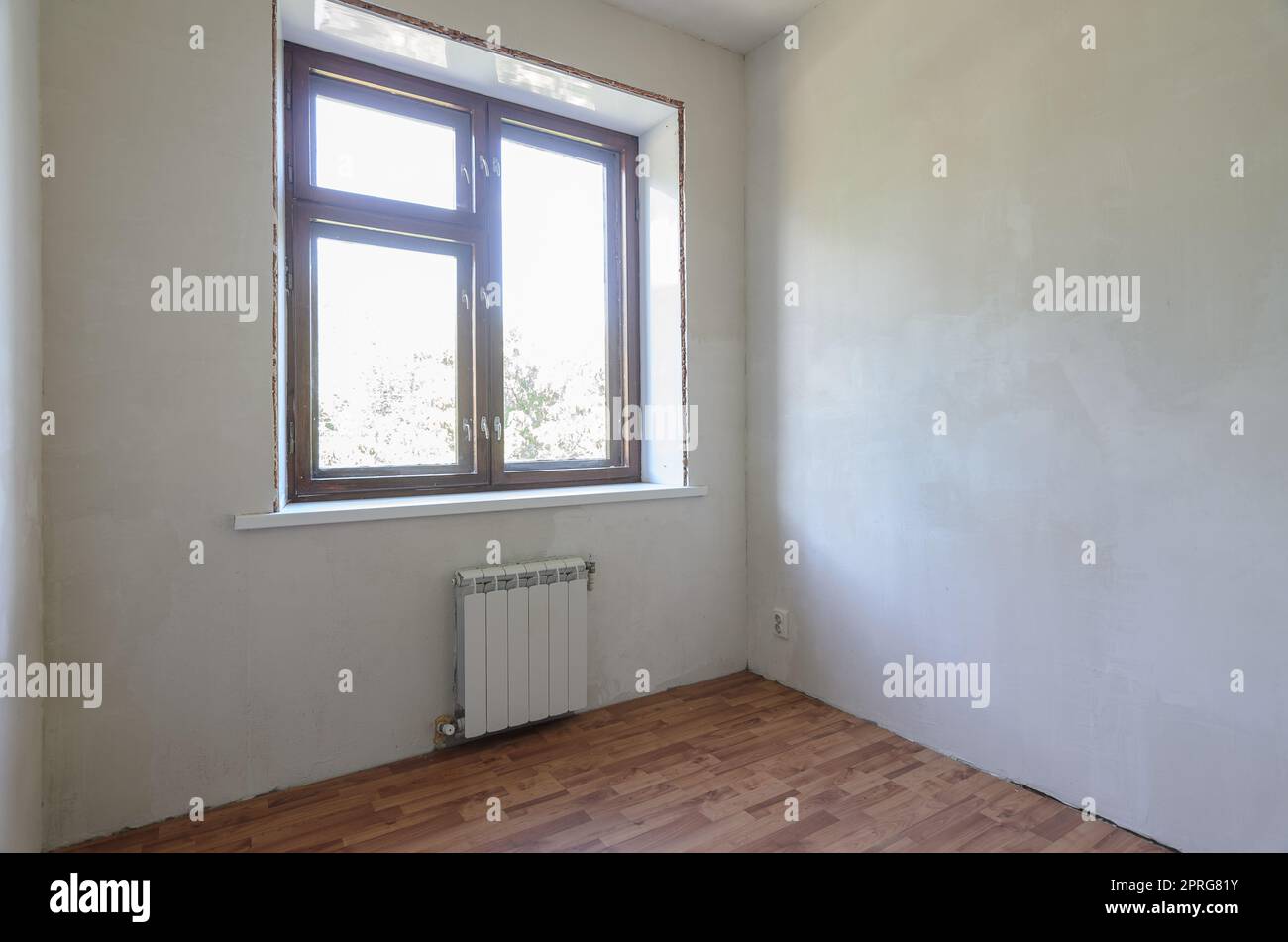 Vista della finestra in una piccola camera dopo la ristrutturazione Foto Stock