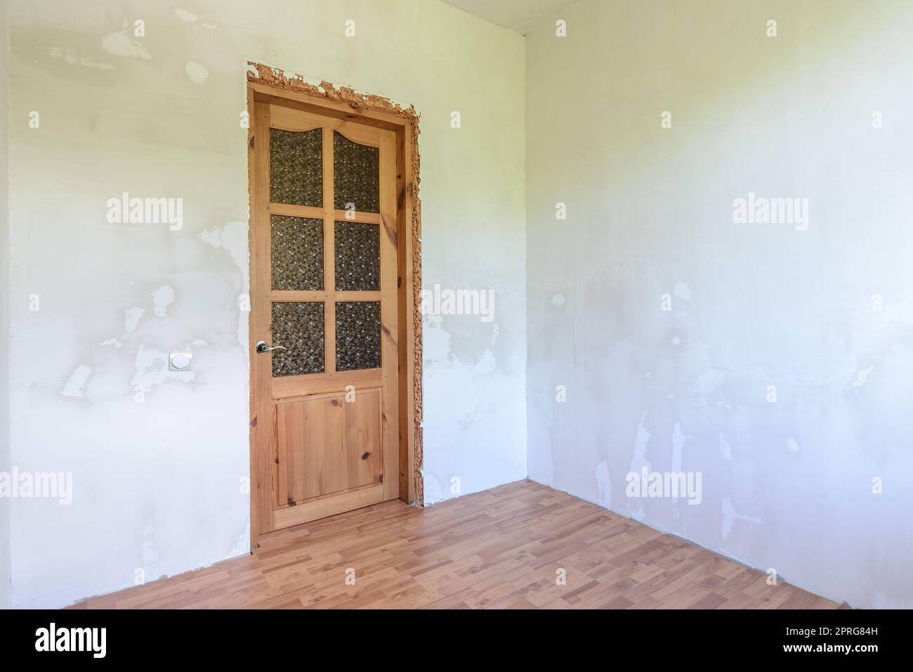 Vista della porta d'ingresso in una piccola camera con una finitura fine dopo il rinnovo Foto Stock