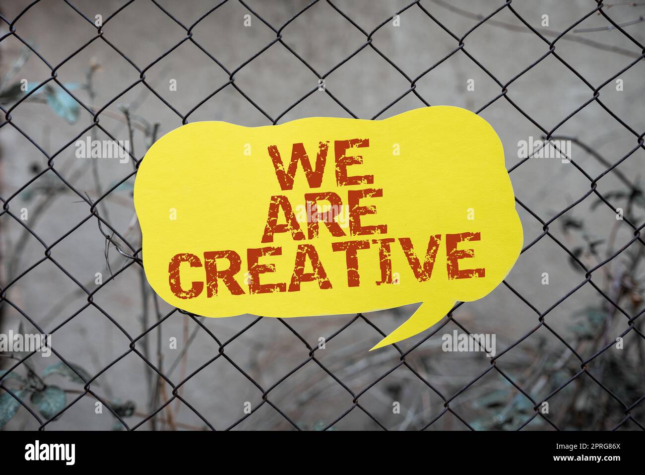 Cartello con la scritta We Are Creative. Approccio aziendale per avere molta creatività idee originali buone per un uomo d'affari di design che tiene una palma aperta, simboleggia il successo del lavoro di squadra. Foto Stock