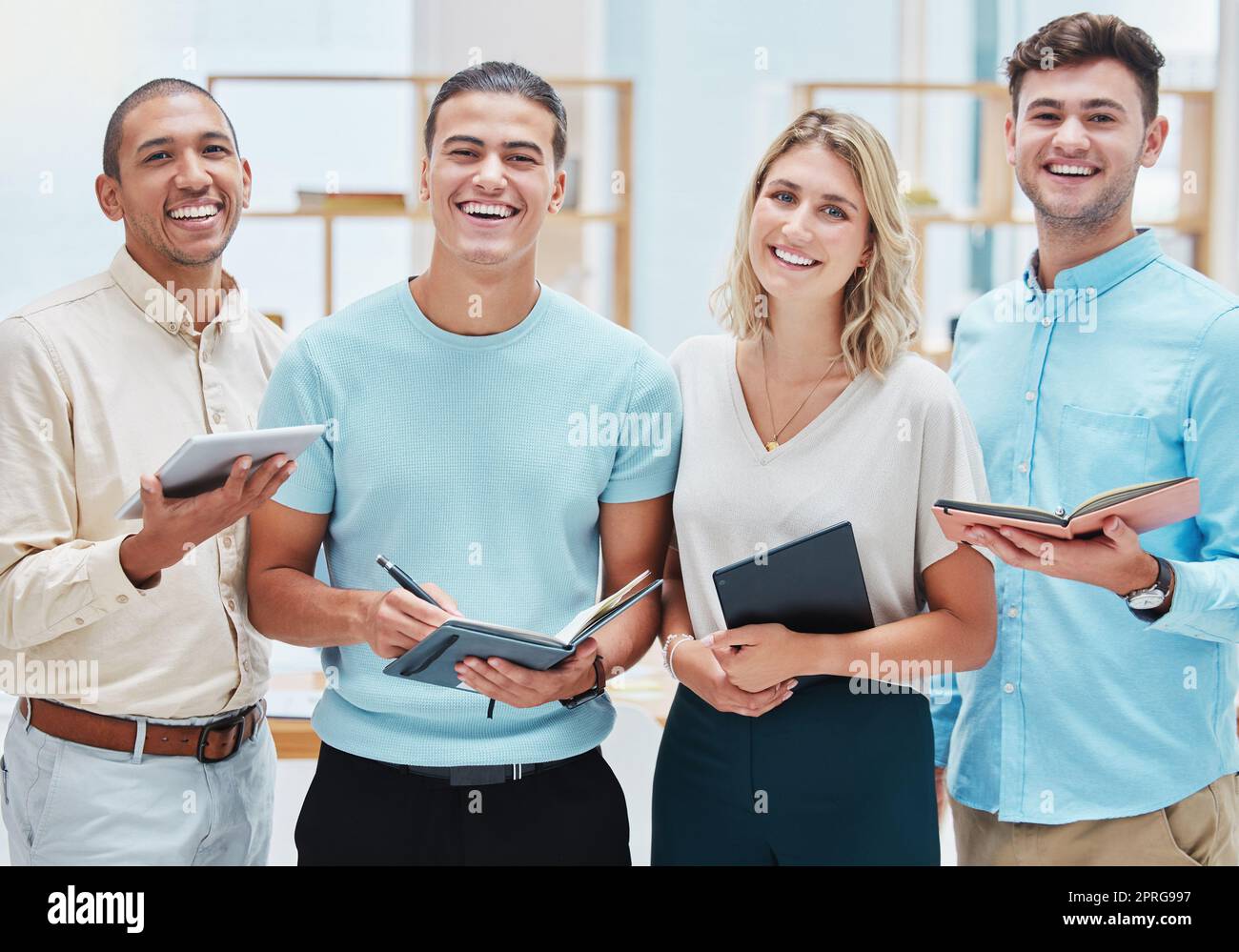 Motivazione, diversità e un team di professionisti con tablet, notebook e sorriso. Tirocinanti motivati, giovani e felici in una startup, pronti a prendere appunti. Pianificazione, successo e lavoro di squadra in ufficio Foto Stock