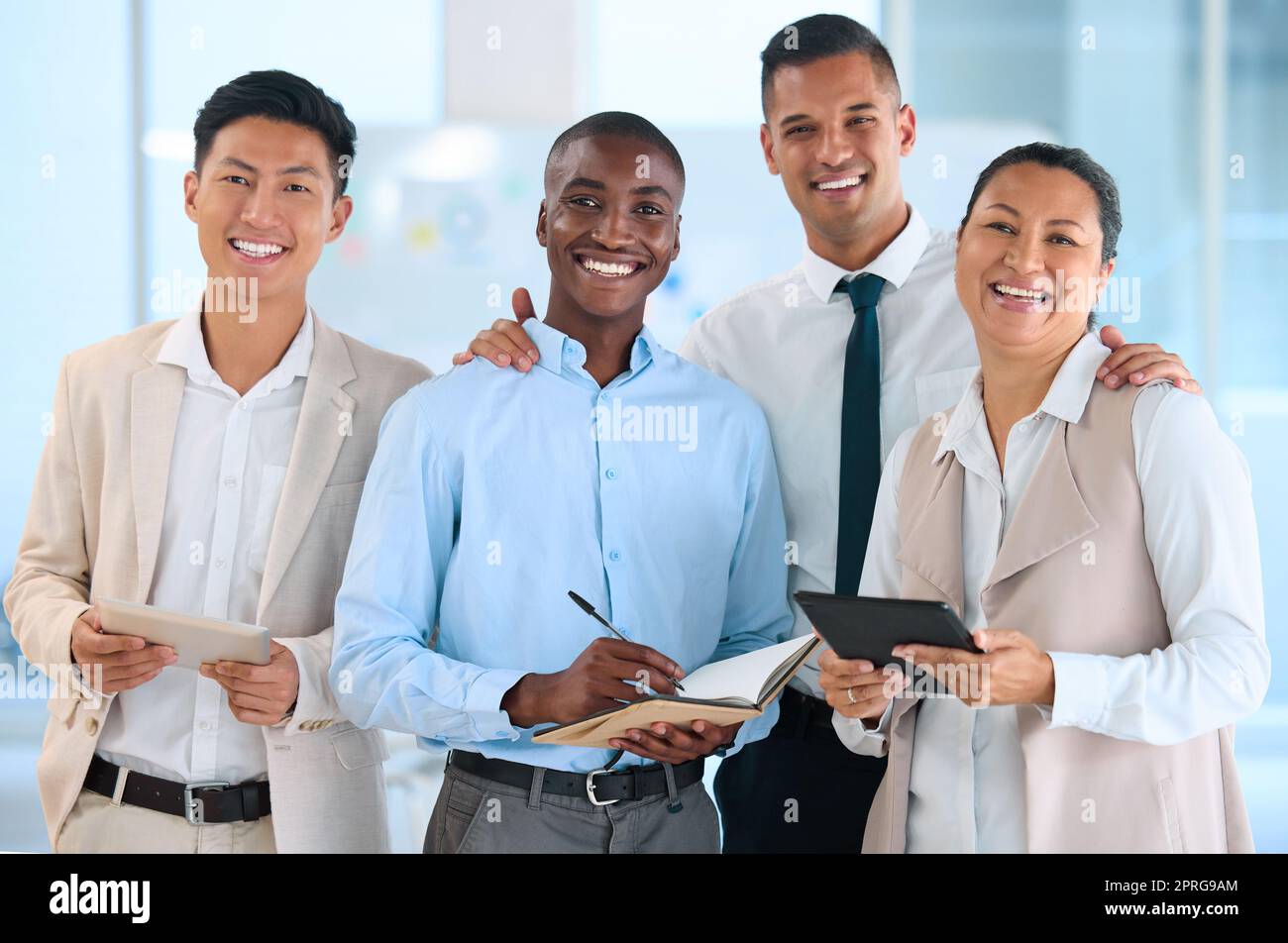 Pianificazione, persone aziendali che operano in ambito diversità ritrattistica e marketing digitale con una visione per il successo, l'innovazione e la gestione dei progetti. Lavoro di squadra, collaborazione e scrittura in tecnologia notebook o tablet Foto Stock