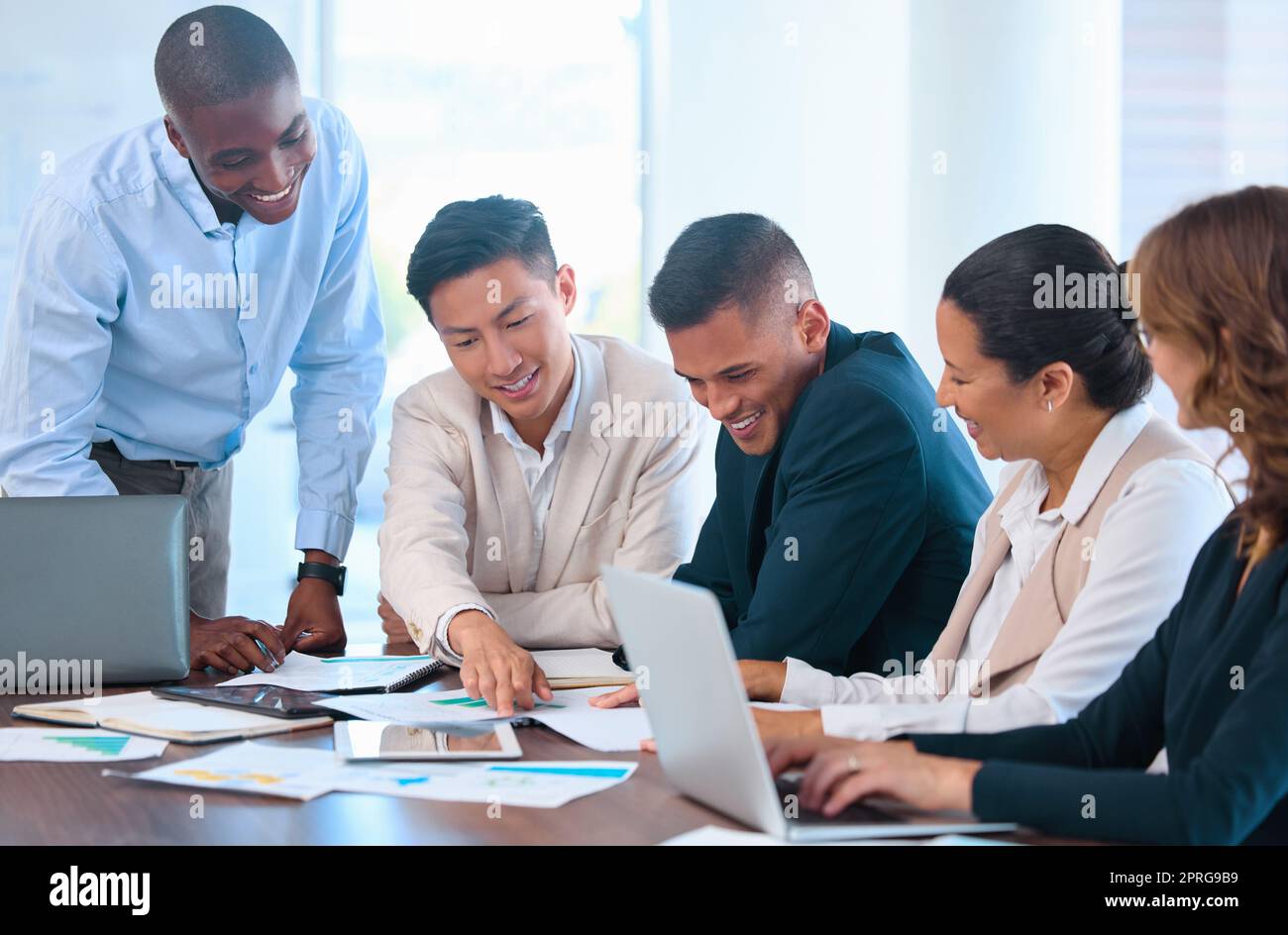 Lavoro di squadra, collaborazione e progettazione con un team in una riunione per la pianificazione, la strategia e l'idea creativa. Gruppo giovane con una mentalità di crescita con una visione e una missione per il futuro della loro azienda Foto Stock