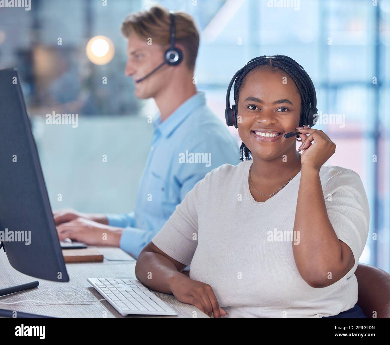 Telemarketing, call center e contattateci per ricevere i nostri consulenti che vi aiuteranno con i dati di pagamento dei prestiti in tempi rapidi. Tecnologia finanziaria, consulenza e servizio clienti professionale di qualità da parte di consulenti cordiali Foto Stock