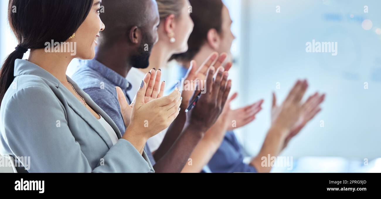 Motivazione, innovazione e sostegno della comunità battendo i lavoratori a una conferenza o presentazione. Applausi di team diversi, tifo e ispirazione in un seminario o incontro di formazione, pubblico positivo Foto Stock