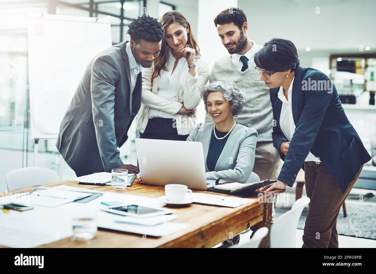 Creare idee ogni giorno. Un team aziendale che ha una riunione in ufficio. Foto Stock