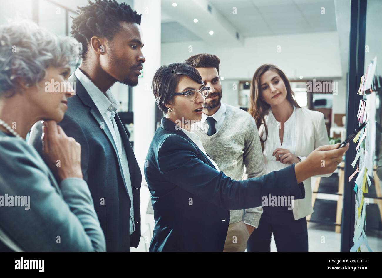 Siamo tutti leader nati in modo naturale: Un team aziendale che ha una riunione nel loro ufficio. Foto Stock