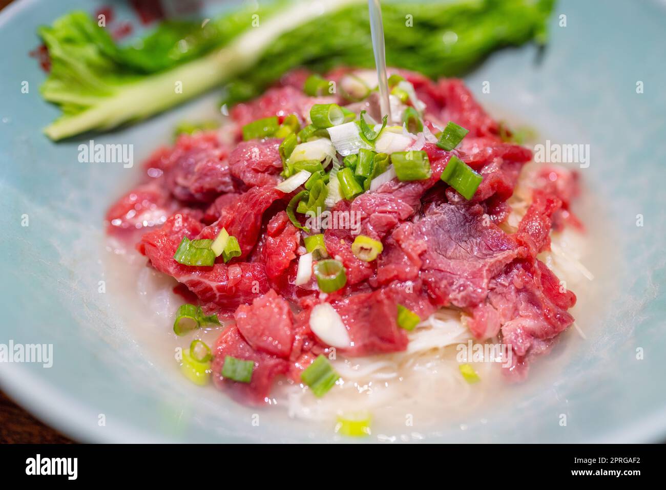 Spaghetti con fetta di manzo crudo, famosa cucina a Kinmen di Taiwan Foto Stock