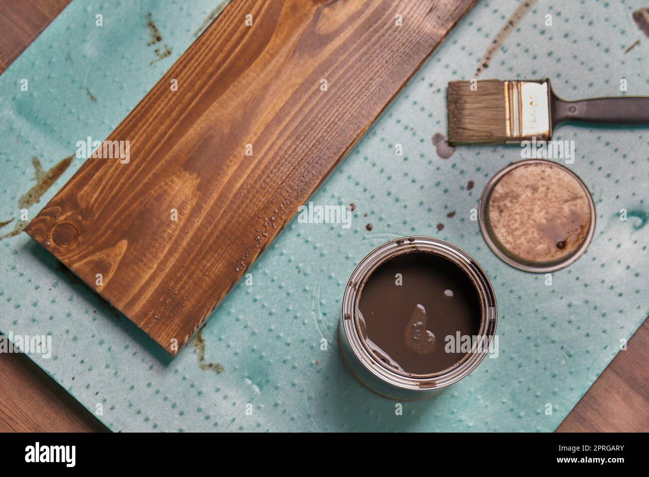 Scaffale per verniciatura con colorazione in legno con pennello, home fai da te Foto Stock