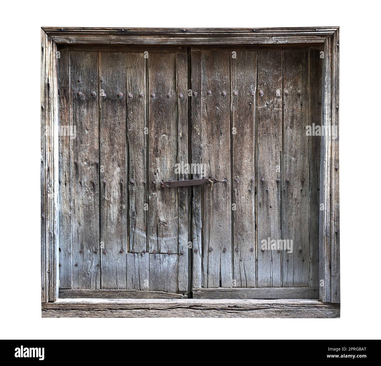 vista frontale della porta fienile in legno d'epoca con texture scura in legno intemperiato e serratura metallica e bulloni isolati su sfondo bianco Foto Stock