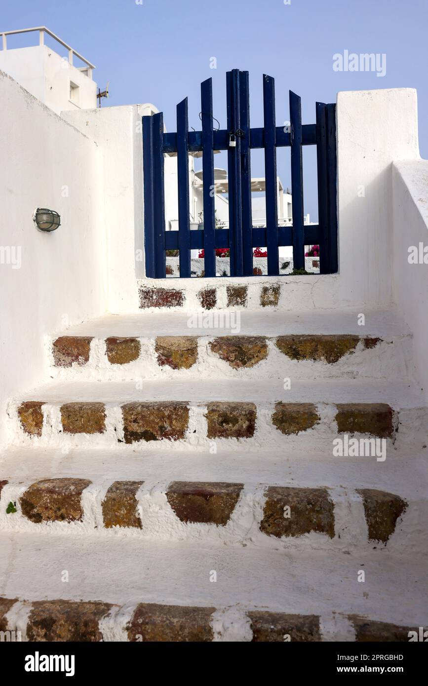 Chiuso il cricket blu e stretti gradini di pietra sull'isola di Santorini. Foto Stock