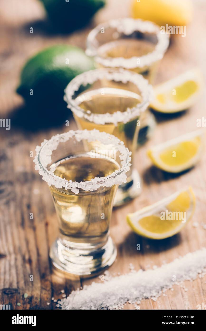 Tequila messicana con limone su tavolo di legno Foto Stock