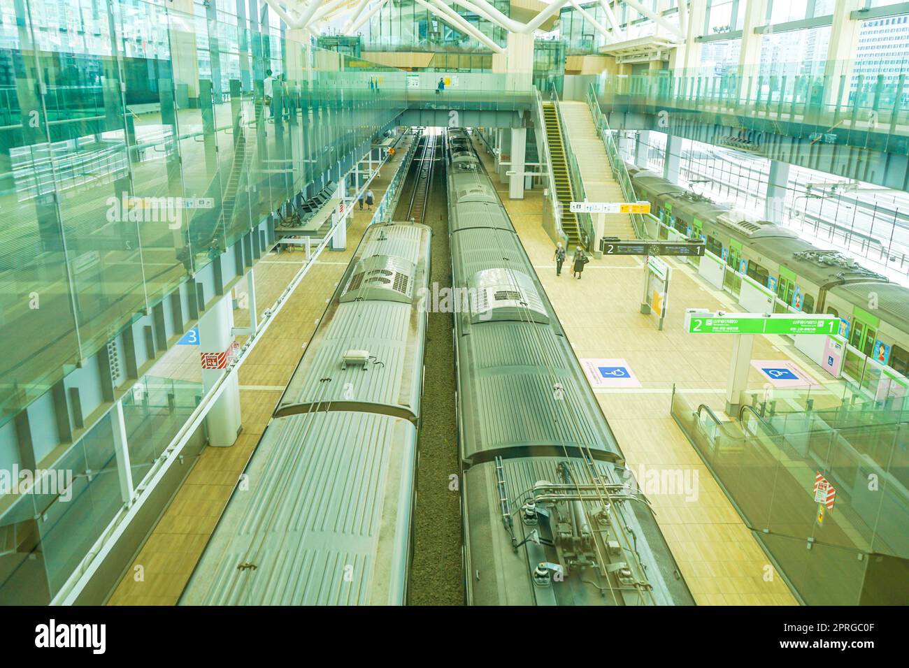 Takawa Gateway Station Platform Foto Stock