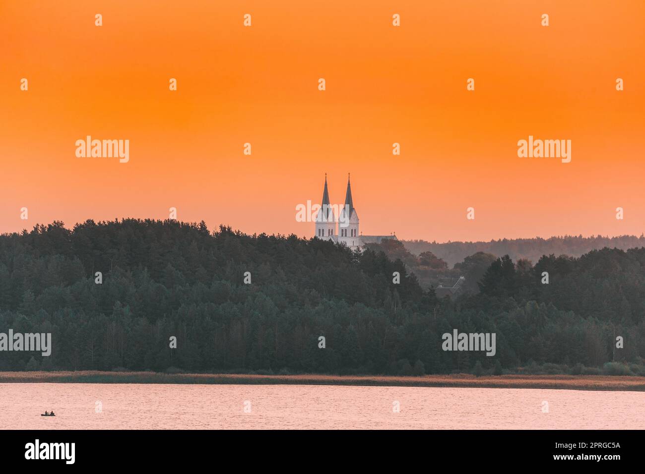 Slobodka, distretto di Braslaw, Vitebsk Voblast, Bielorussia. Chiesa bianca della Divina Provvidenza durante l'alba Foto Stock