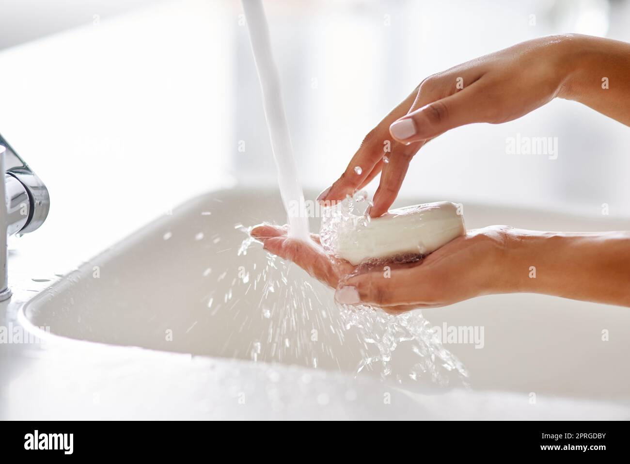 Garantire abitudini igieniche sane. Mani lavate al rubinetto. Foto Stock